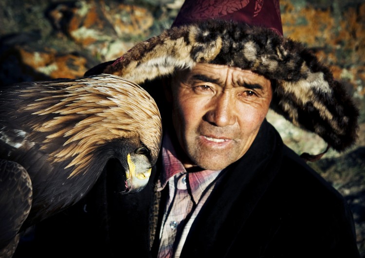 Dresseur d'aigle mongol et son rapace, Mongolie