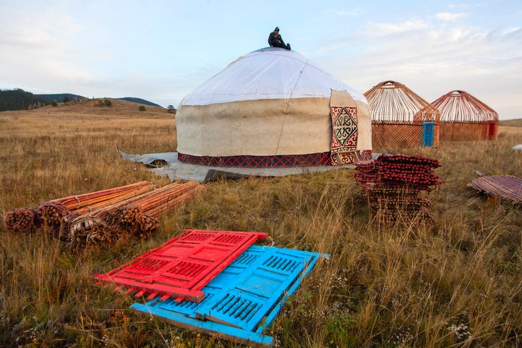 Montage des yourtes traditionnelles dans les steppes, Mongolie