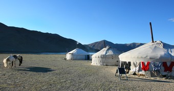 campement-yourtes-mongolie-lac