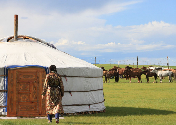 femme-chevaux-yourte-mongolie